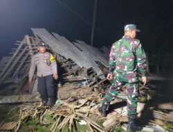 Babinsa Koramil Kalipuro Sigap Evakuasi Rumah Tertimpa Pohon Kelapa Akibat Angin Kencang