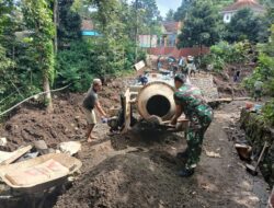 Semangat Pengabdian Serda Karminto Wijoyo Dukung Pembangunan Jembatan Garuda di Songgon