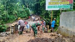 Terobos Hujan, Dandim Koramil Songgon Pimpin Langsung Pembangunan Jembatan Garuda yang Kini Capai 80 Persen