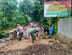 Terobos Hujan, Dandim Koramil Songgon Pimpin Langsung Pembangunan Jembatan Garuda yang Kini Capai 80 Persen