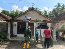 Babinsa Koramil 0825-18/Purwoharjo Gerak Cepat Bantu Perbaiki Rumah Warga Terdampak Puting Beliung