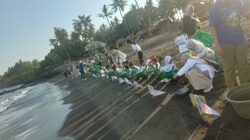 BCA – PPATK GANDENG VILLA SOLONG EDUKASI PELESTARIAN PENYU DAN PELEPASAN TUKIK DI BIBIR PANTAI SELAT BALI