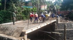 Diguyur Hujan, Semangat TNI dan Warga Tak Surut! Progres Jembatan Garuda di Songgon Capai 87 Persen