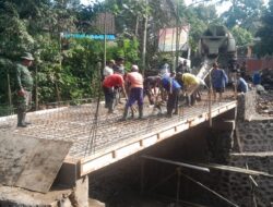 Diguyur Hujan, Semangat TNI dan Warga Tak Surut! Progres Jembatan Garuda di Songgon Capai 87 Persen
