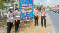 Satlantas Polres Jember Pasang Banner di Titik Rawan Kecelakaan, Edukasi Pengendara Utamakan Keselamatan