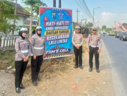 Satlantas Polres Jember Pasang Banner di Titik Rawan Kecelakaan, Edukasi Pengendara Utamakan Keselamatan