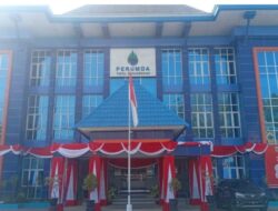 Semarak HUT ke-81 RI, Perumda Tirta Kanjuruhan Bagikan Bendera Merah Putih kepada Masyarakat