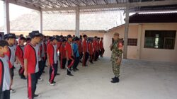 Semangat Baris-Berbaris Menggema di SMPN 2 Songgon, Babinsa Bentuk Karakter 580 Pelajar