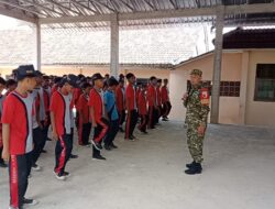 Semangat Baris-Berbaris Menggema di SMPN 2 Songgon, Babinsa Bentuk Karakter 580 Pelajar