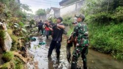 Jaga Kebersihan Lingkungan, Babinsa Koramil Rogojampi Dampingi Kegiatan Sungai Watch di Desa Gintangan