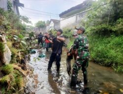 Jaga Kebersihan Lingkungan, Babinsa Koramil Rogojampi Dampingi Kegiatan Sungai Watch di Desa Gintangan