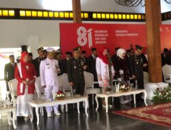 Dandim 0825/Banyuwangi Didampingi Ibu Hadiri Video Conference, Saksikan Detik-Detik Pengibaran Bendera HUT ke-81 RI Di Pendopo Shaba Swagata Blambangan 
