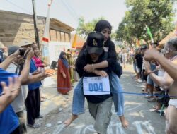 Tanjakan Jadi Tantangan, Lomba Gendong Istri Meriahkan Agustusan Partai Demokrat di Lumbang, Pasuruan.