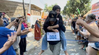 Tanjakan Jadi Tantangan, Lomba Gendong Istri Meriahkan Agustusan Partai Demokrat di Lumbang, Pasuruan.