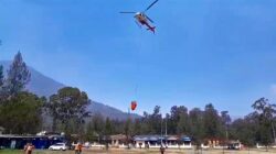 Helikopter Water Bombing Tiba di Ijen, Pemadaman Karhutla Dilakukan dari Udara