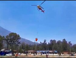 Helikopter Water Bombing Tiba di Ijen, Pemadaman Karhutla Dilakukan dari Udara