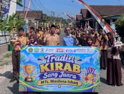 Tradisi Kirab Sang Juara MTs Maulana Ishaq, Piala Prestasi Diarak Keliling Desa Benelanlor