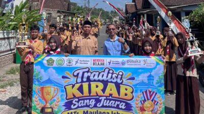 Tradisi Kirab Sang Juara MTs Maulana Ishaq, Piala Prestasi Diarak Keliling Desa Benelanlor