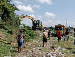 Warga Kedungrejo Swadaya Bersihkan Gunungan Sampah di TPS Terbengkalai, KPB Soroti Sikap Abai dari Pemerintah Desa