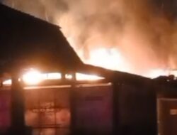 Kebakaran Hebat Landa Kedai De’ Gentong Banyuwangi, Kerugian Ditaksir Rp70 Juta
