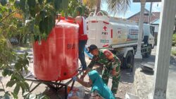 Kemarau Melanda, Babinsa Kawal Distribusi Air Bersih PMI untuk Warga Kedungrejo