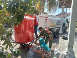 Kemarau Melanda, Babinsa Kawal Distribusi Air Bersih PMI untuk Warga Kedungrejo