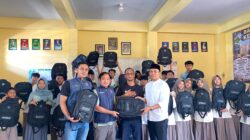 Konsisten Berbagi, Veri dan Fiki Salurkan Bantuan Tas kepada Puluhan Murid Berprestasi di Banyuwangi