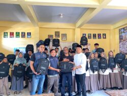 Konsisten Berbagi, Veri dan Fiki Salurkan Bantuan Tas kepada Puluhan Murid Berprestasi di Banyuwangi