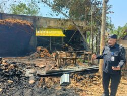 Kebakaran Gudang Sabut Kelapa di Pendarungan Banyuwangi, Kerugian Ditaksir Rp350 Juta