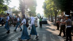 Kapolres Jember Turun Langsung Bantu Pelajar Menyeberang, Utamakan Keselamatan di Jalan Raya
