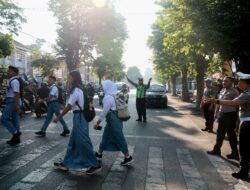 Kapolres Jember Turun Langsung Bantu Pelajar Menyeberang, Utamakan Keselamatan di Jalan Raya