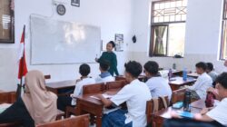 Puluhan Santri Terjun Sekolah-Sekolah dalam “Santri Mengajar”, Bupati Ipuk: Kenalkan Tradisi Pesantren   