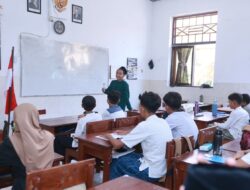 Puluhan Santri Terjun Sekolah-Sekolah dalam “Santri Mengajar”, Bupati Ipuk: Kenalkan Tradisi Pesantren   